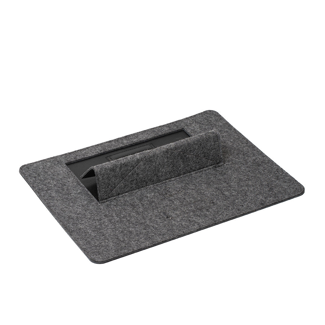 iPad-Ständer aus Filz für den Schreibtisch