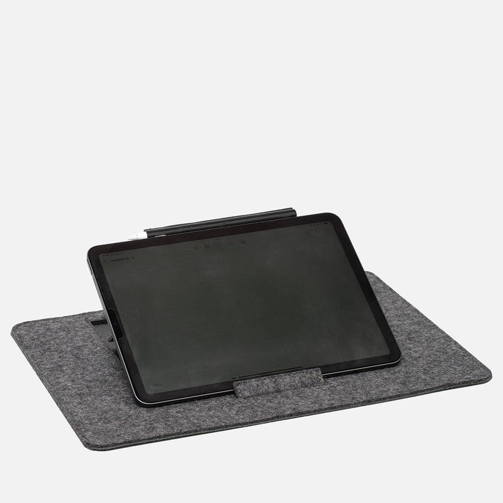 iPad-Ständer aus Filz für den Schreibtisch