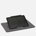 iPad-Ständer aus Filz für den Schreibtisch