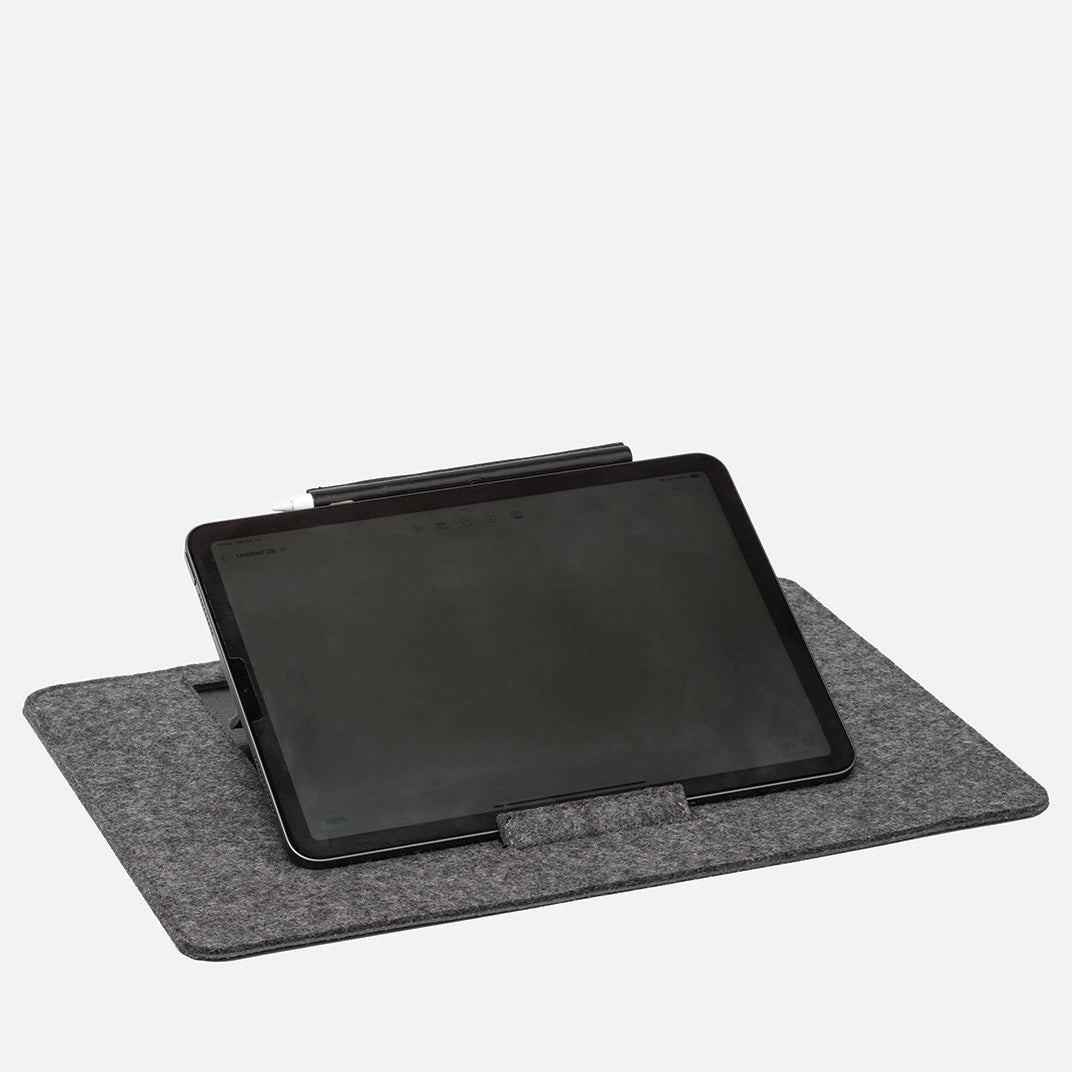 iPad-Ständer aus Filz für den Schreibtisch