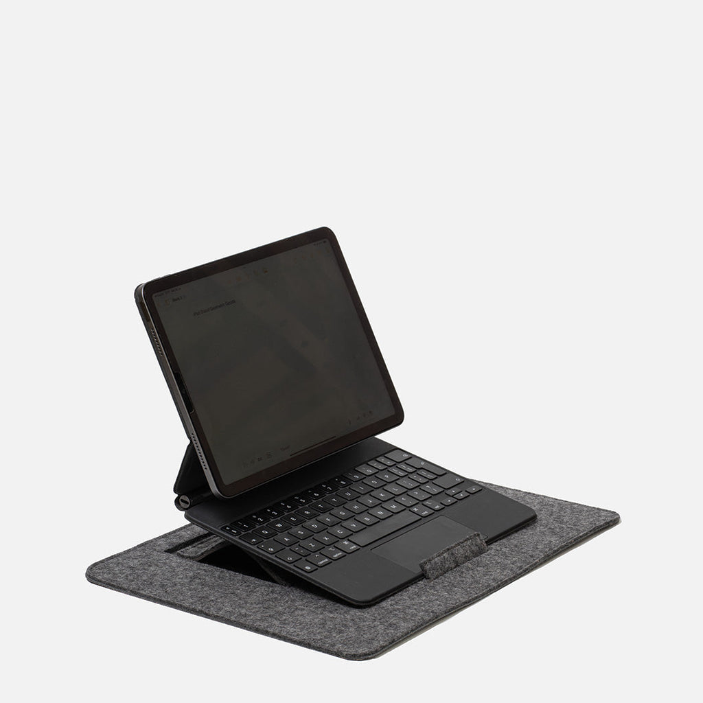 iPad-Ständer aus Filz für den Schreibtisch